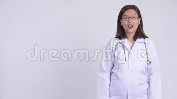 年轻漂亮的亚洲女医生视频的预览图