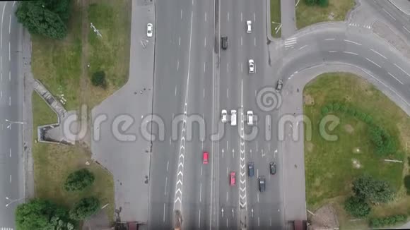 空中无人机飞越高速公路垂直射击汽车交通公路交汇处视频的预览图