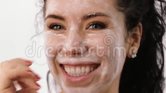 漂亮的女人带着化妆面具视频的预览图