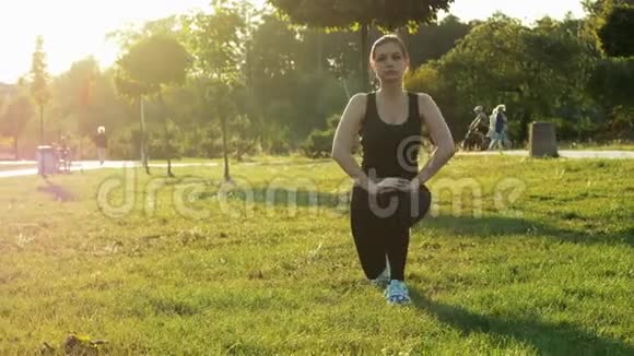 日落时在公园训练运动女子健身健美操和伸展运动健康和运动的生活方式视频的预览图