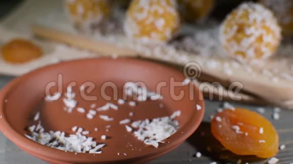 手把生的纯素甜巧克力能量球放在摩洛哥或印度盘子上平静的生活有杏仁枣腰果椰子肉视频的预览图