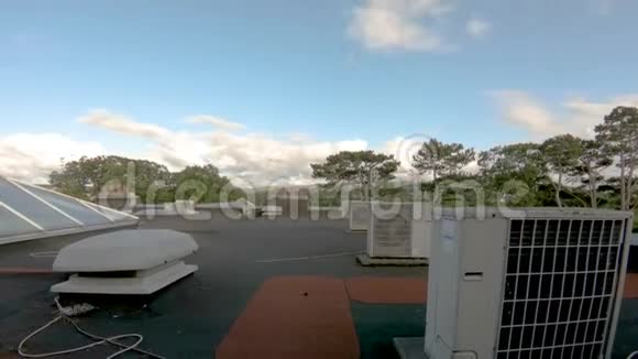 蓝天白云建筑屋顶空气压缩机视频的预览图