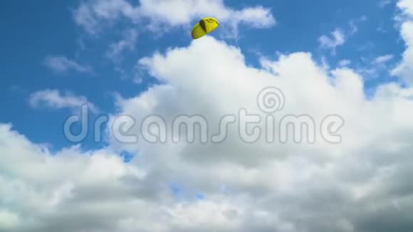 在多云的天空中发射黄色风筝视频的预览图