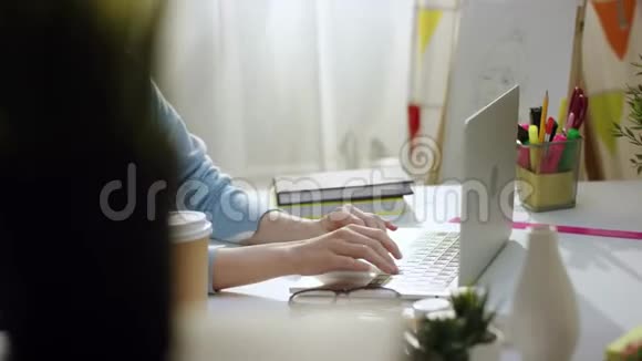 年轻的女性自由职业者在听音乐时用手提电脑工作视频的预览图
