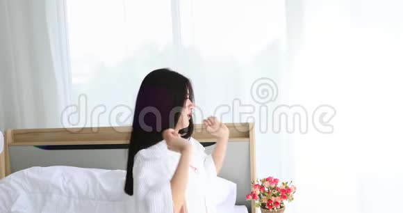 亚洲女人在卧室的床上伸展视频的预览图