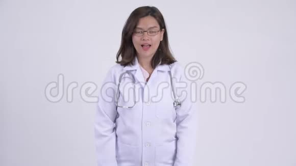 快乐年轻美丽的亚洲女医生在解释视频的预览图