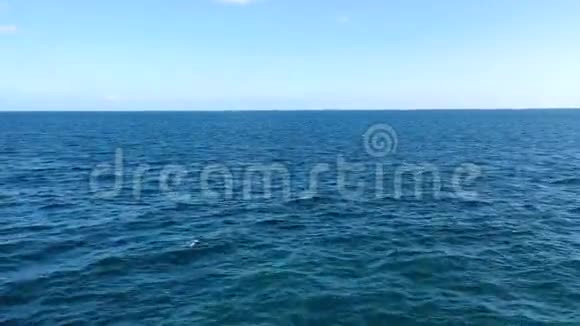 无人驾驶飞机低飞在蔚蓝的海面和海浪上的空中视野视频的预览图