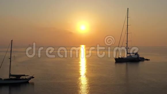 清晨日出时停泊的帆船的鸟瞰图视频的预览图