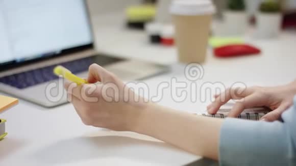 有魅力的女学生在纸条上写字视频的预览图