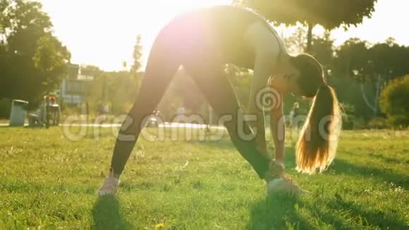 运动女性做健身和伸展运动日落时在公园训练健康和运动的生活方式概念视频的预览图