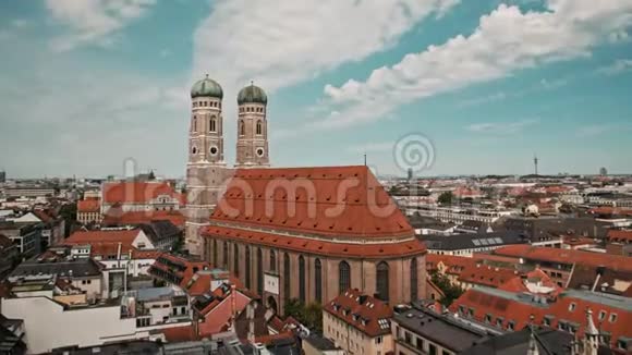 慕尼黑城市景观我们的夫人弗劳恩基什和老城教堂的时间推移视图视频的预览图