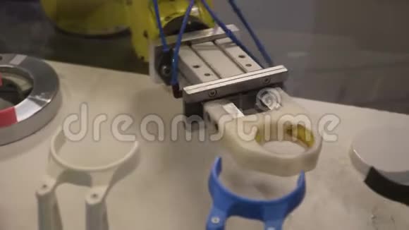 一只手握着爪子的工业机器人视频的预览图