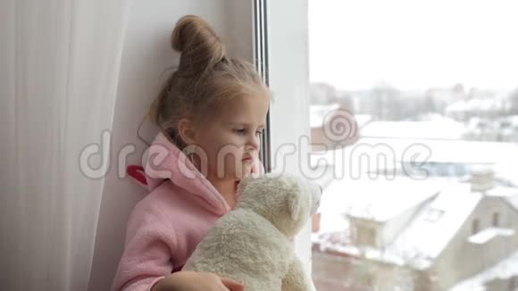 女孩坐着拥抱玩具熊视频的预览图