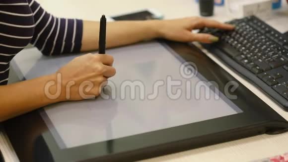 设计师在平板电脑上画画艺术家双手合拢视频的预览图