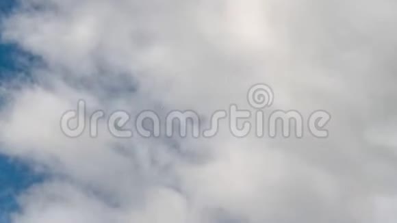 自然云戏剧性的积云飘过天空的天气变化视频的预览图