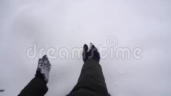 用粉末状的雪做雪球视频的预览图