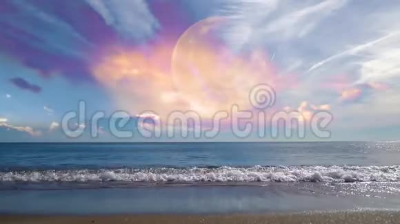 美丽的日落天空和海滩上的海浪视频的预览图