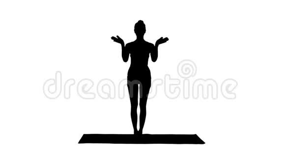 剪影年轻瑜伽女子冥想站立视频的预览图