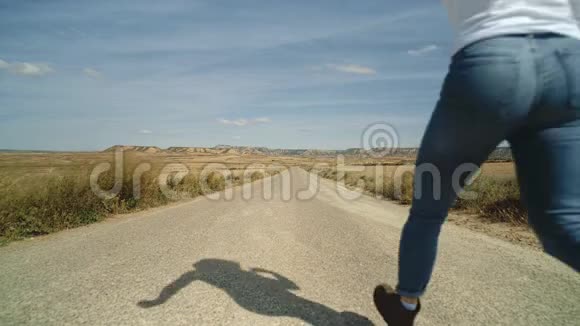 女孩和狗在沙漠里奔跑视频的预览图