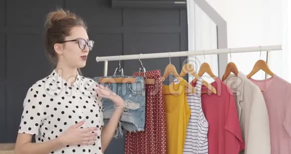 青少年时装设计师展示新服装系列视频的预览图