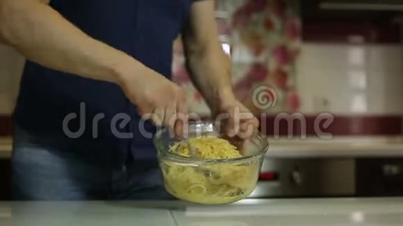 厨师把意大利面混合在碗里视频的预览图