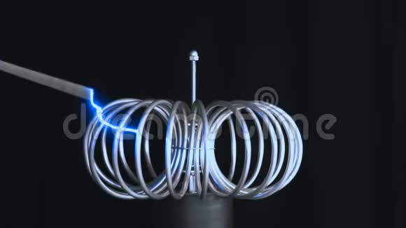 线圈上的蓝色电流线特写像隆隆的雷声随机4K视频的预览图