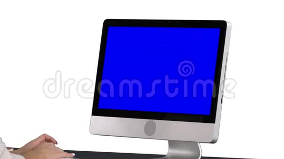 女人用电脑白色背景蓝色屏幕模拟显示视频的预览图