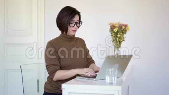 亚洲女性短发手提电脑插花瓶视频的预览图