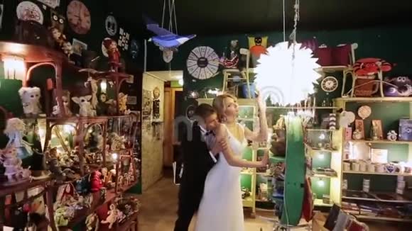 新娘和新郎在艺术商店视频的预览图