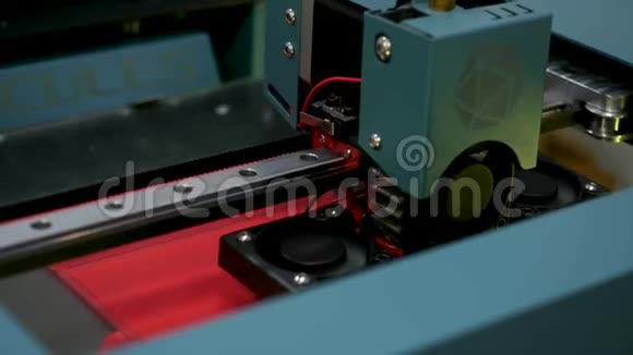 特写3D打印机加工制作一个由红色塑料材料现代工程概念的图形媒体视频的预览图