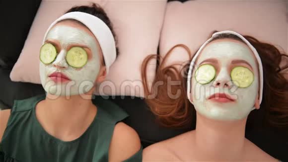 家庭水疗中心三个女人把黄瓜放在床上美容院理念健康视频的预览图
