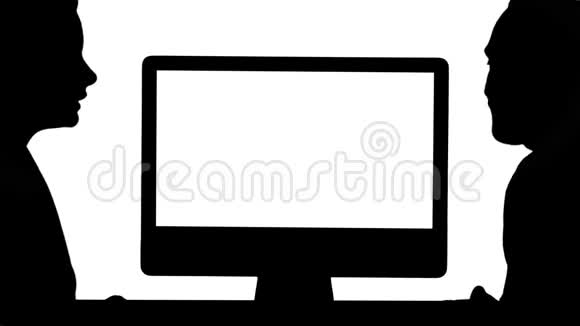 一个男人和一个女人谈论电脑屏幕上的内容视频的预览图