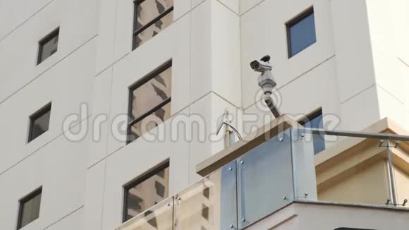 监控摄像头安装在高层公寓楼上视频的预览图