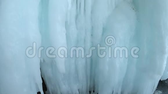 位于俄罗斯东部西伯利亚贝加尔湖的蓝色冰洞内视频的预览图