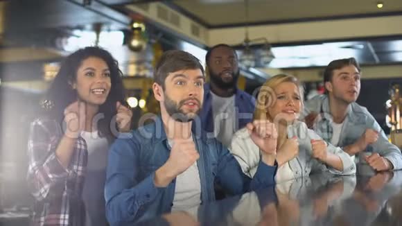 激动人心的球迷在酒吧拍手欢呼的队伍庆祝胜利视频的预览图