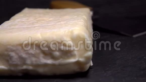 刀在黑板上切一块软奶酪视频的预览图