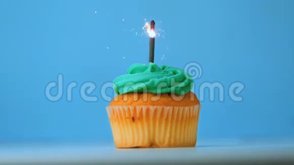 在蓝色生日蛋糕上燃烧的火花视频的预览图