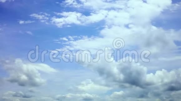 时光流逝美丽的蓝天与云彩的背景天空云天空有云天气自然云蓝蓝天与云彩视频的预览图