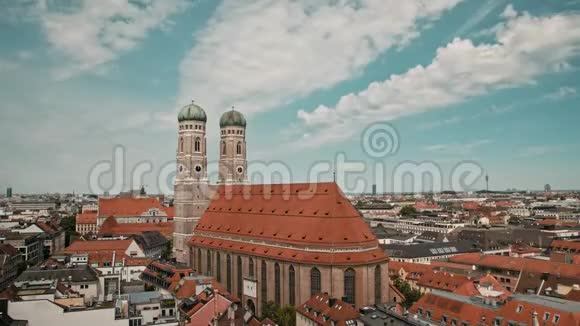 慕尼黑城市景观我们的夫人弗劳恩基什和老城教堂的时间推移视图视频的预览图