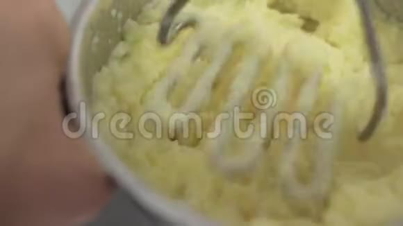 近距离烹调土豆泥煮熟的土豆变成土豆泥4k4k视频视频的预览图
