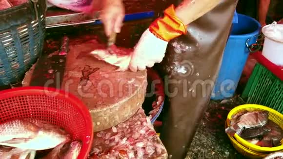 活罗非鱼被市场上的小贩宰杀并剥皮视频的预览图