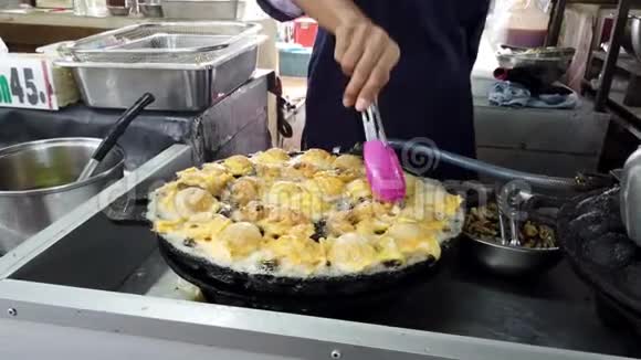 厨师在市场上品尝奶酪酱牡蛎视频的预览图