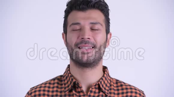 一个满脸胡须的波斯时髦男人闭着眼睛放松视频的预览图