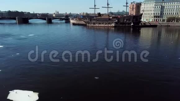 在俄罗斯圣彼得堡涅瓦河停泊的一艘老护卫舰的鸟瞰图库存录像呼吸全景视频的预览图