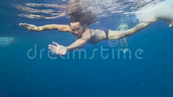 红海伙计长发运动员在水下游泳视频的预览图