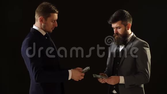 商业概念两名腐败官员从影子行动中清点钱财两个穿着服装的人把钱算在黑人身上视频的预览图