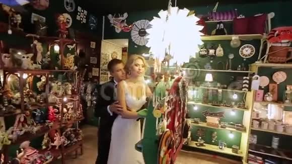 新娘和新郎在艺术商店视频的预览图