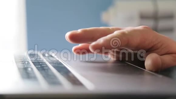 工作时男性手在笔记本电脑上打字视频的预览图