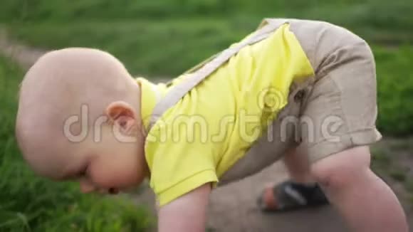 宝贝正在学习在草地上散步瀑布又升起来了捏在抓痕里婴儿第一步视频的预览图