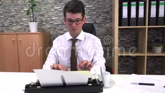 记者在工作场所的桌子上用打字机写一篇文章视频的预览图